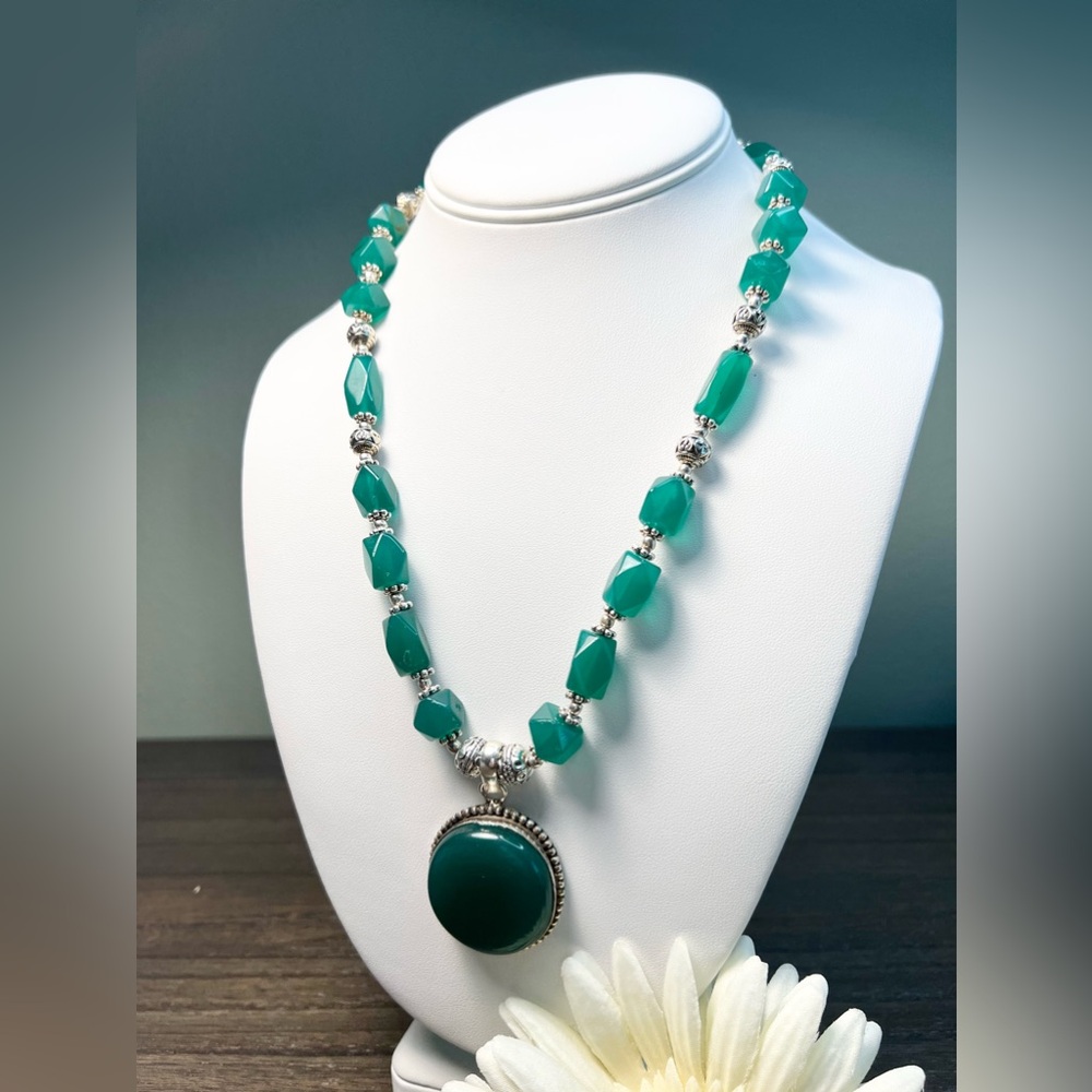 GREEN QUARTZ NECKLACE